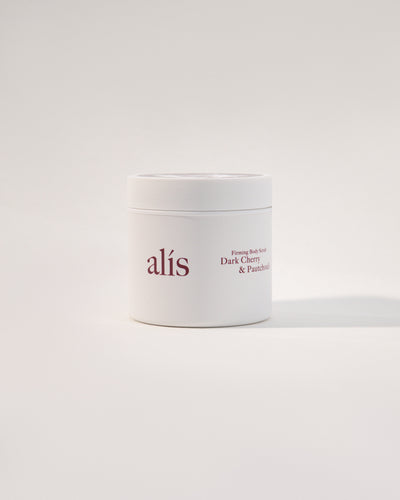 Alis Ujędrniający peeling do ciała na białym tle 